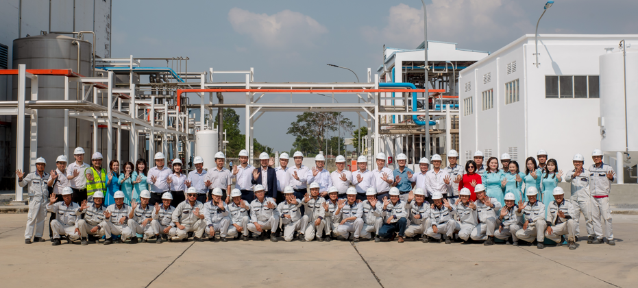 Đội ngũ kỹ sư và công nhân vận hành nhà máy SOFAVI